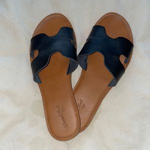 Universal Thread Black and Tan sandals Size 7